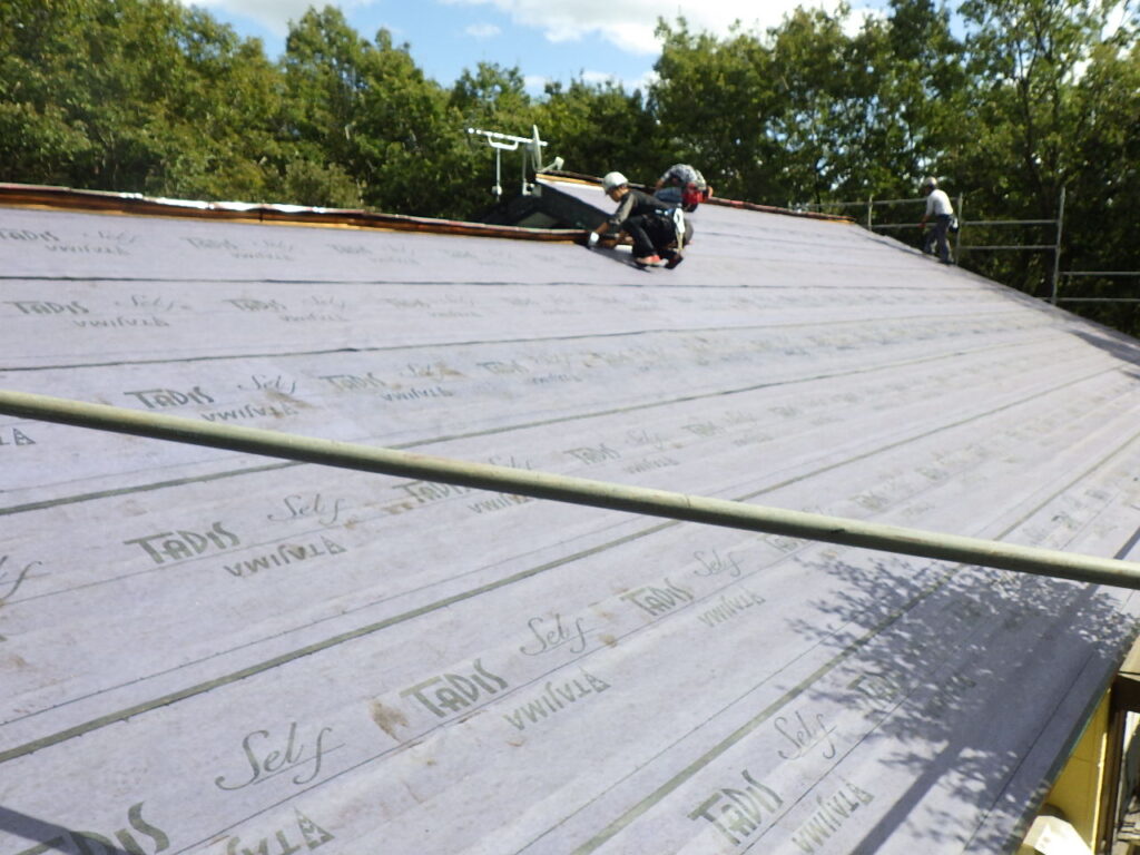 ルーフィングの貼り付け終了です