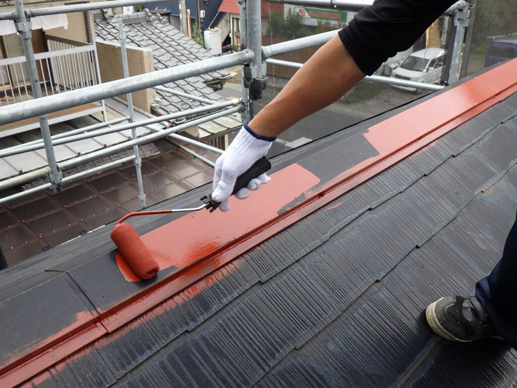屋根板金部錆止め塗装中です