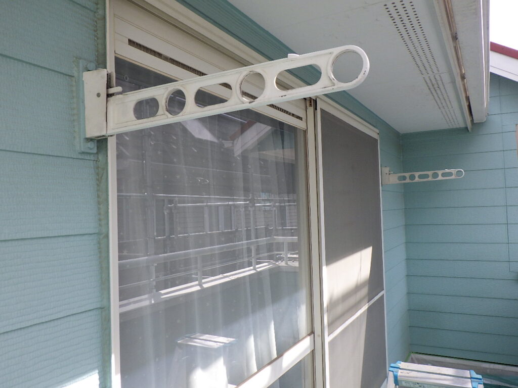 小山市で屋根強化プライマーを使いスレート屋根の下塗りをしました