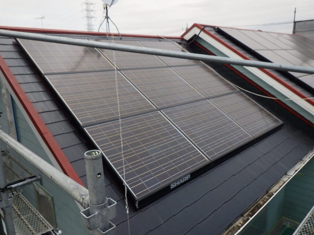 小山市の屋根外壁塗装工事でスレート屋根の中塗りをしました