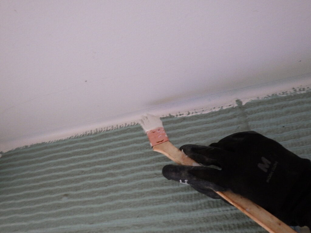 軒天刷毛塗装中です