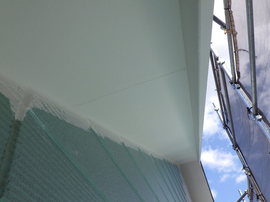 軒天塗装２回目塗装終了です