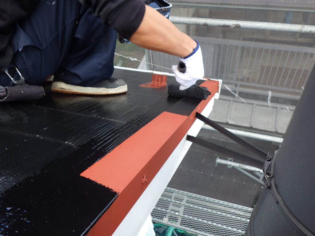 屋根のローラー塗装中です