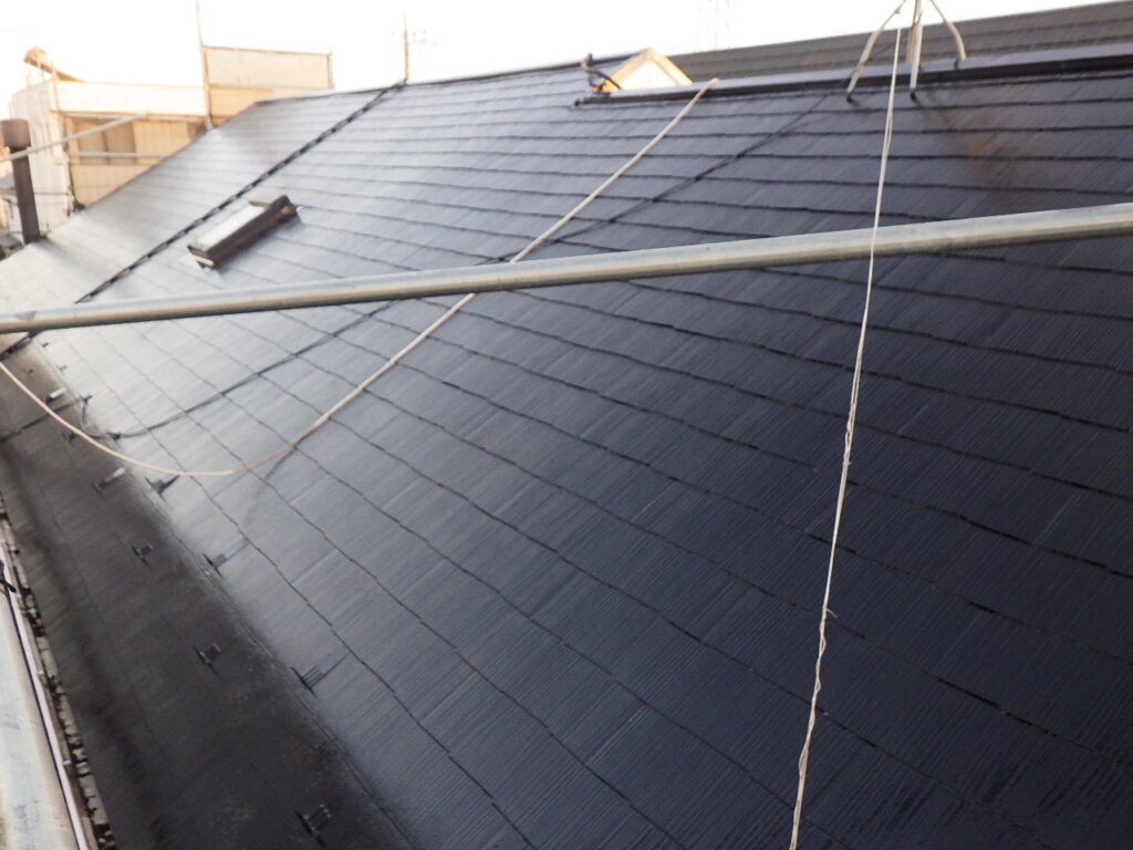 北面屋根の中塗りが終了しました