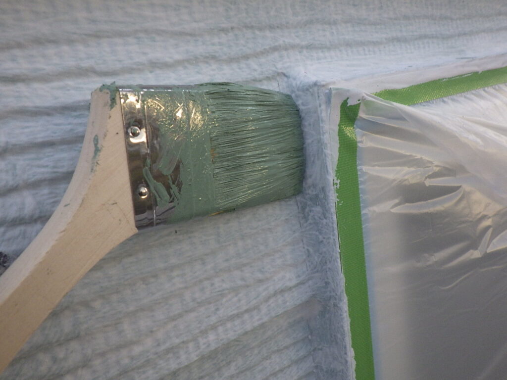 外壁中塗り刷毛塗装中です