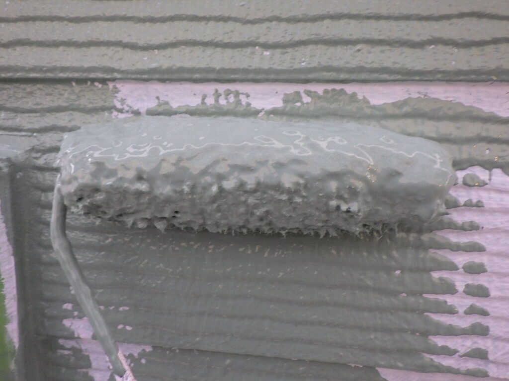 外壁中塗りローラー塗装中です