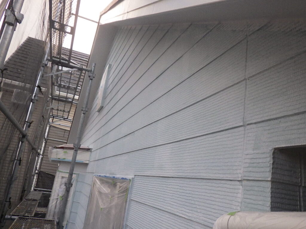 小山市でアレスダイナミックTOPを使い外壁中塗り塗装をしました