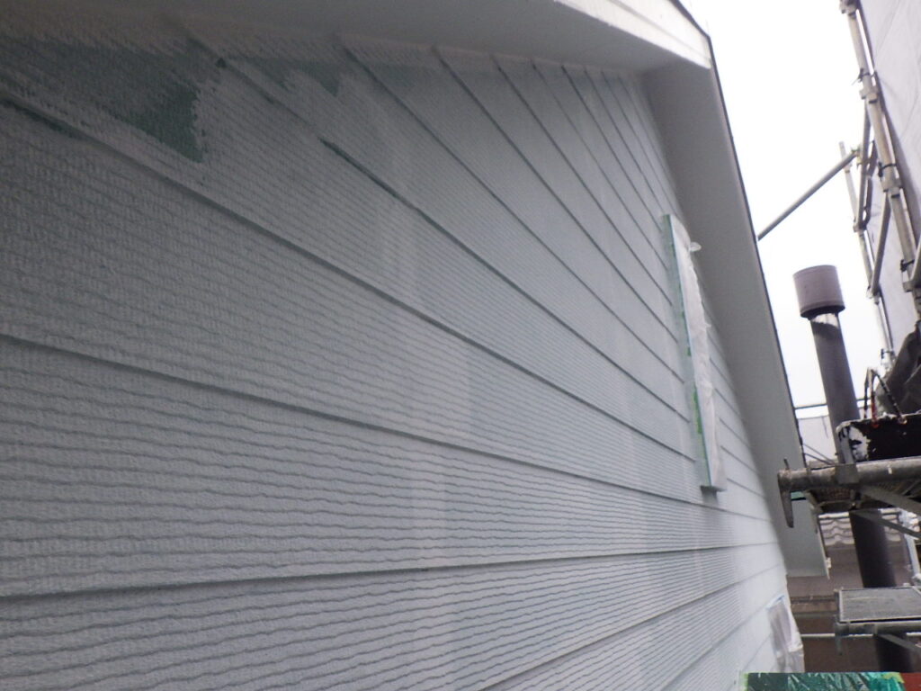 小山市の屋根外壁塗装工事で外壁中塗り塗装をしました