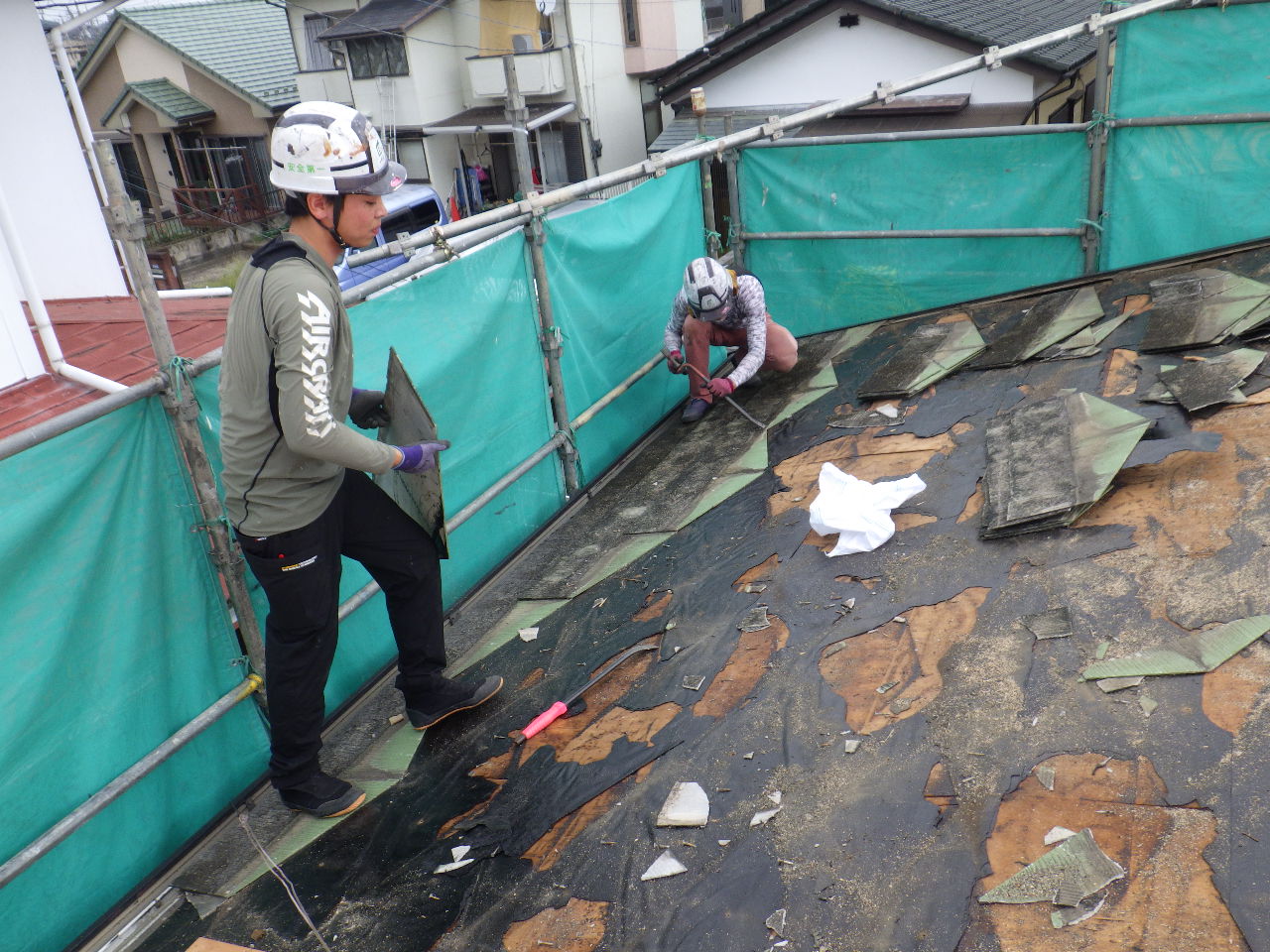 宇都宮市の屋根葺き替え工事で野地板重ね貼りをしました。