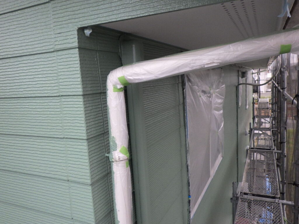 竪樋塗装前の状態です