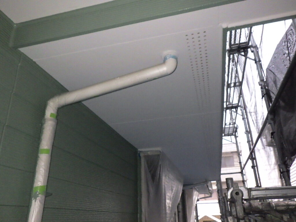 軒天取り合い塗装終了です