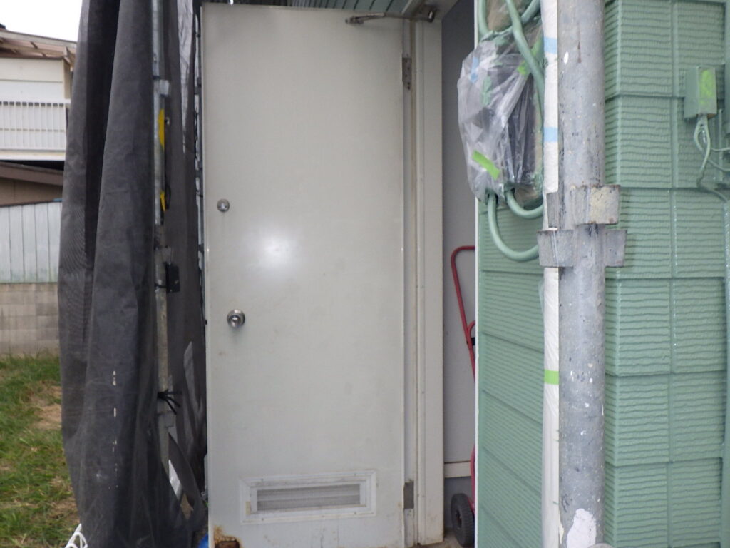 塗装前の勝手口ドアの状態です