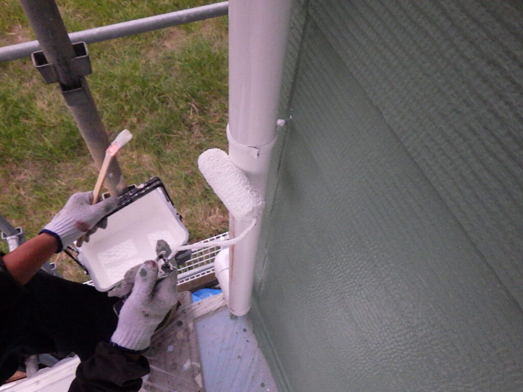 竪樋塗装中です