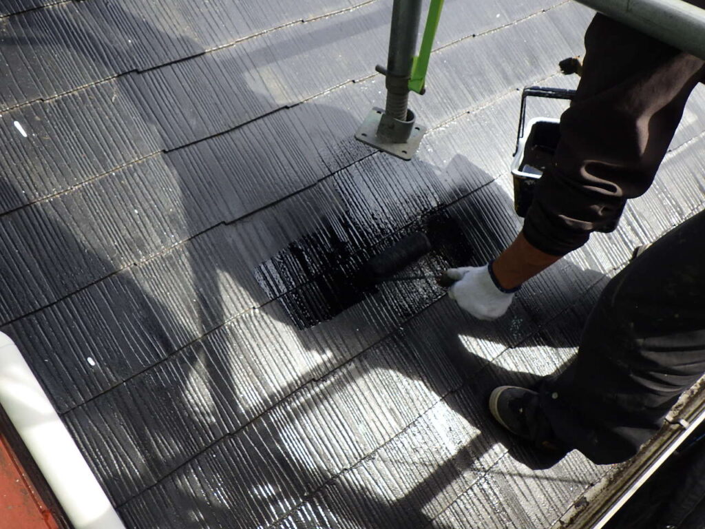 屋根中塗り塗装中です