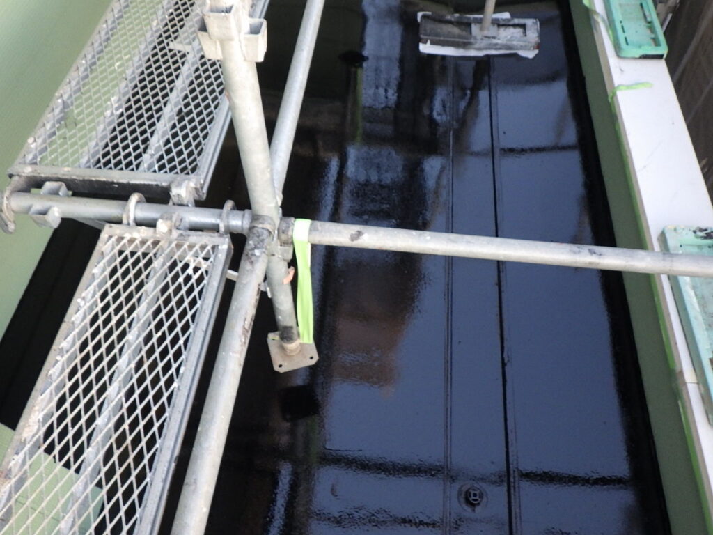 屋根中塗り塗装終了です