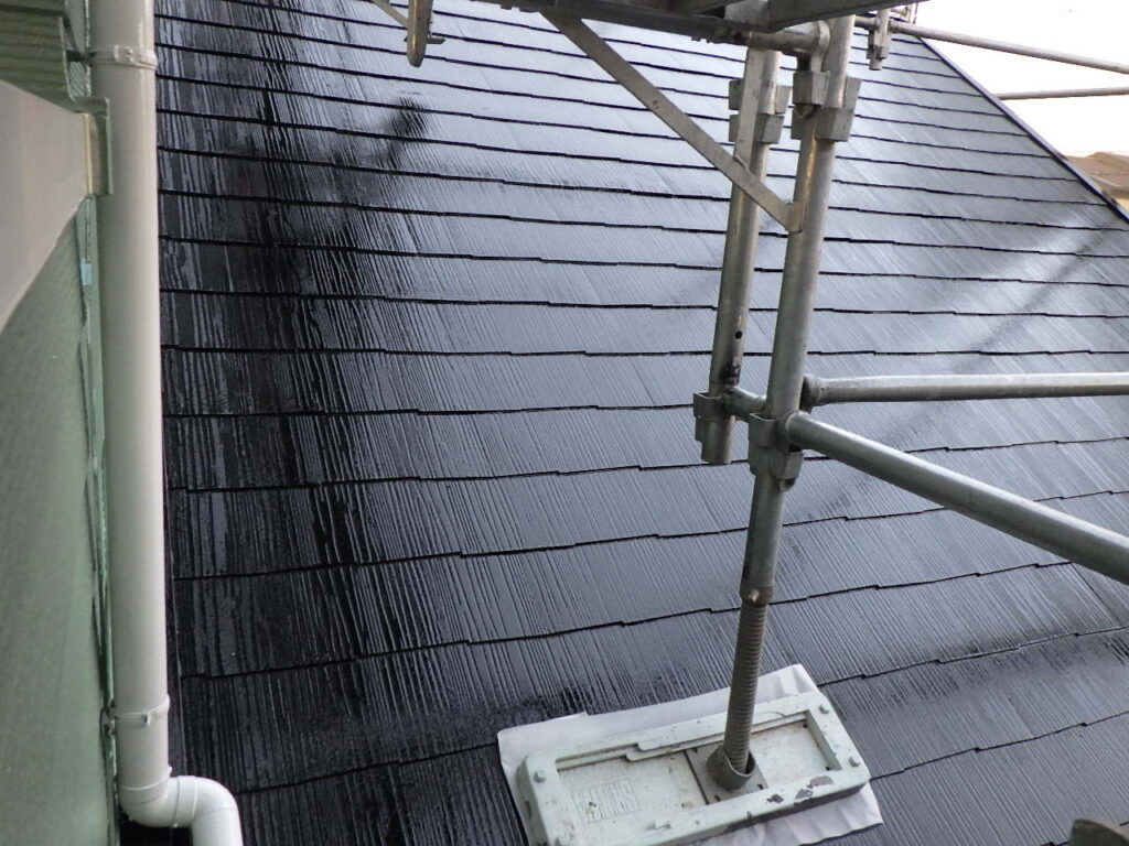 屋根中塗り塗装終了です