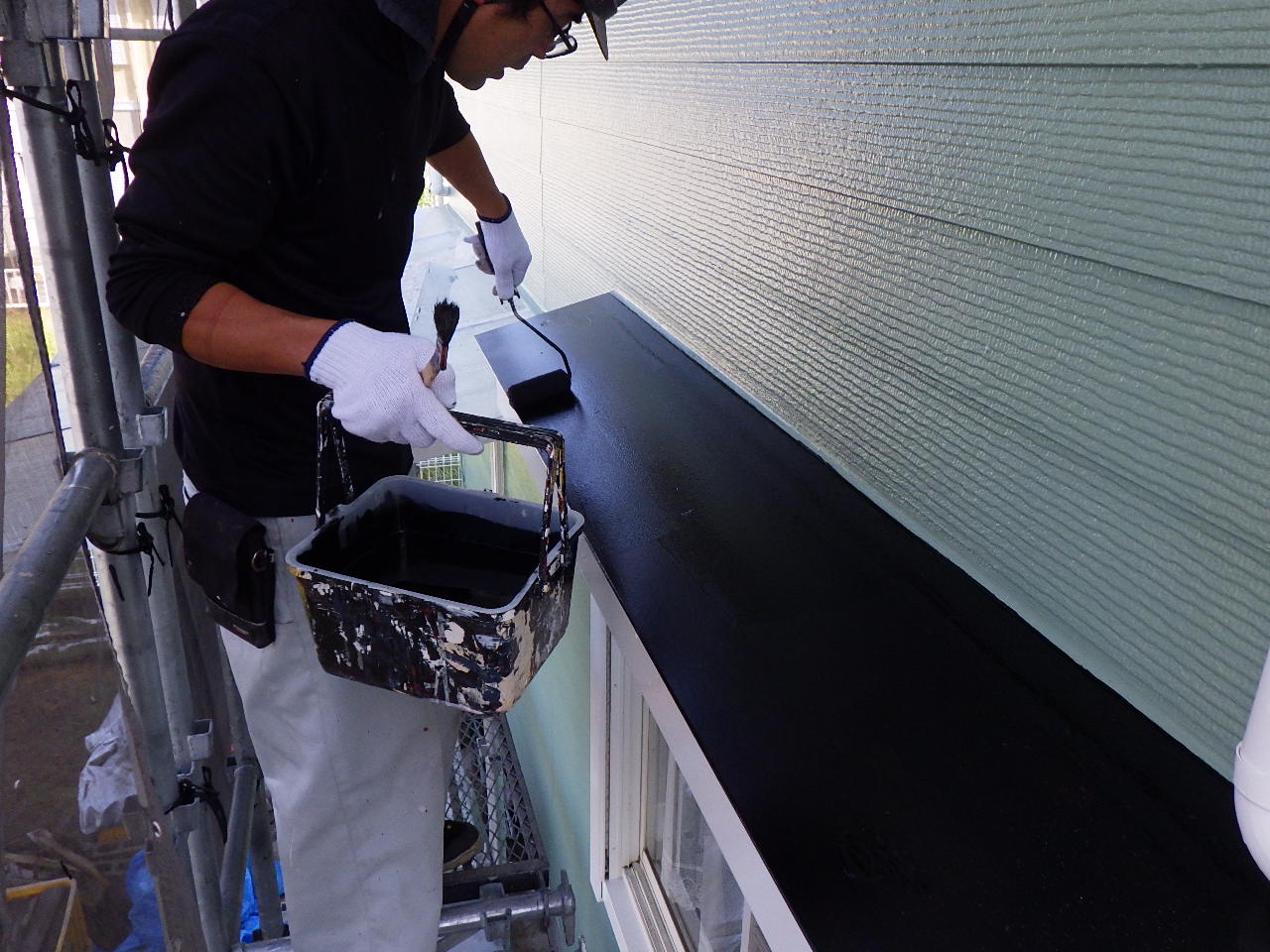 外壁板金部の上塗り塗装中です