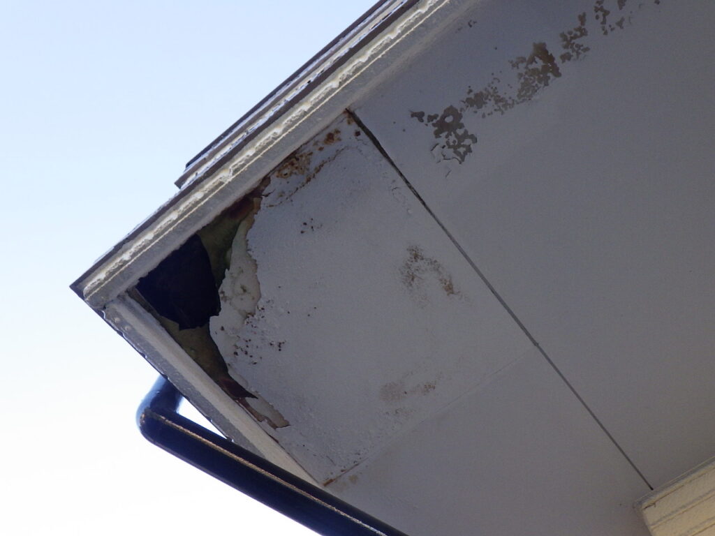 施工前の軒天の状態です