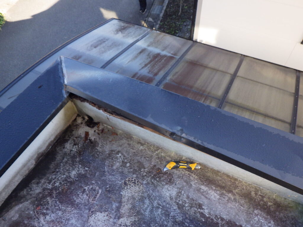 宇都宮市で玄関屋根の雨漏り修理をしました