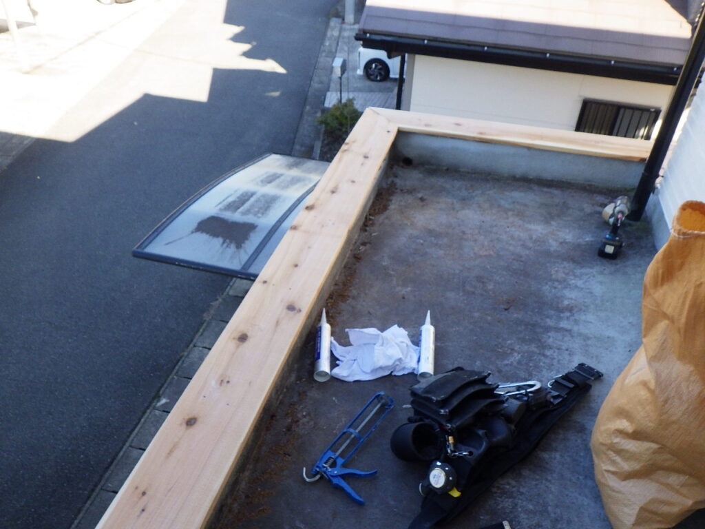 新規笠木下地を取り付けました