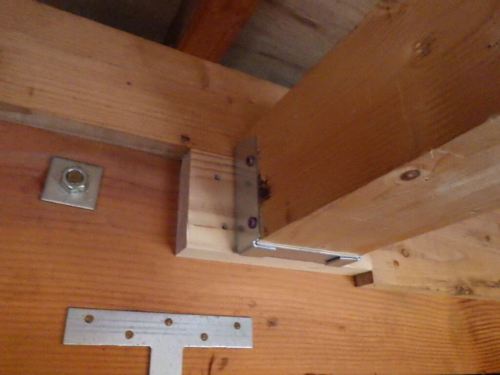 柱と梁の補強をしました