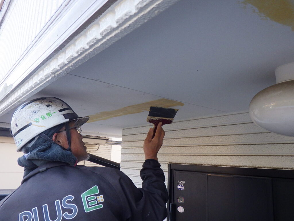 軒天２回目パテ中です