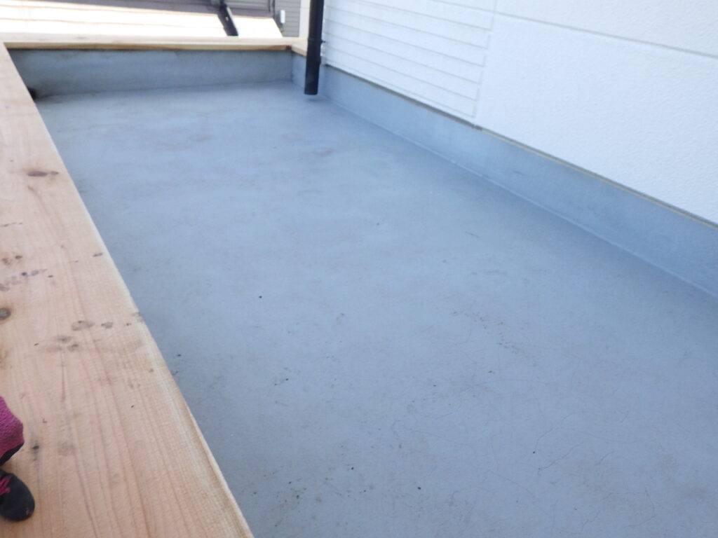 施工前の玄関屋根の状態です