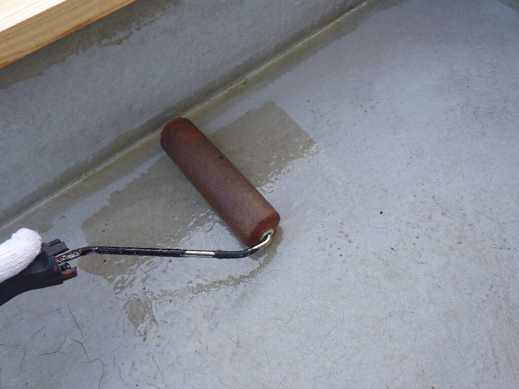 玄関屋根のプライマー塗布です