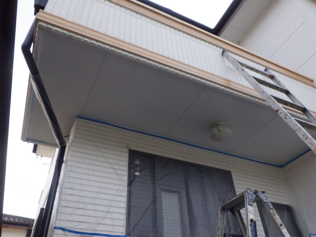 軒天の１回目塗装終了です
