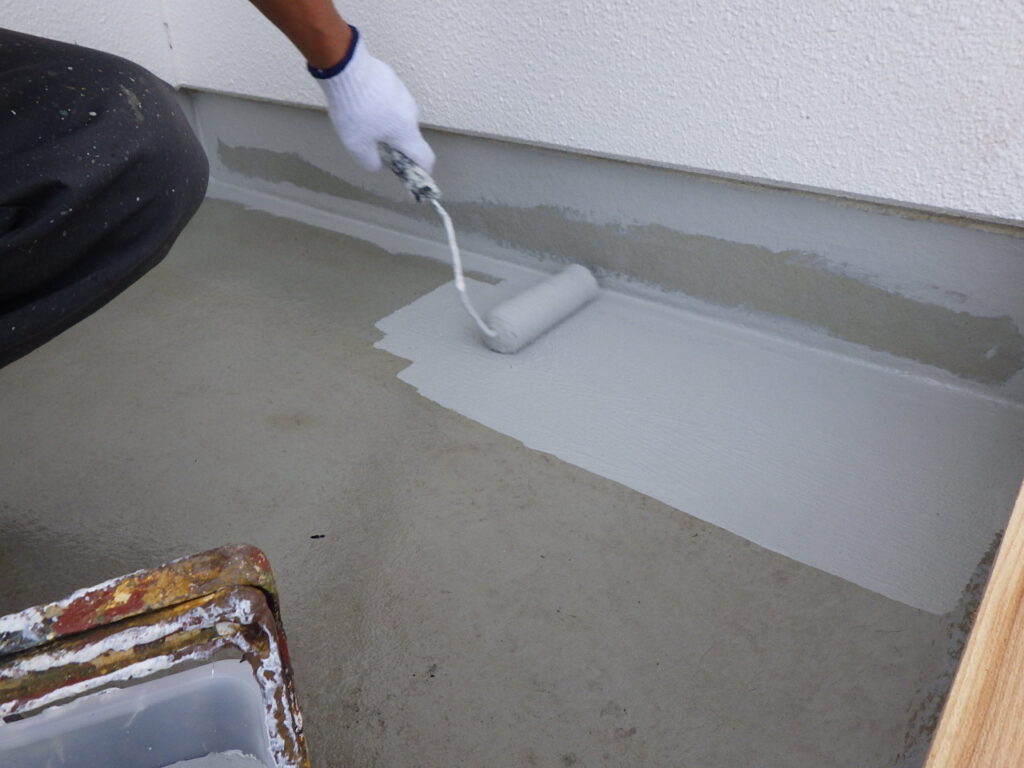 トップ１回目塗装中です