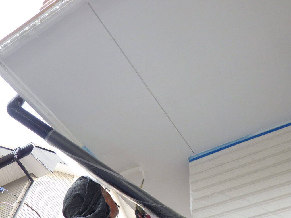 軒天の２回目塗装終了です