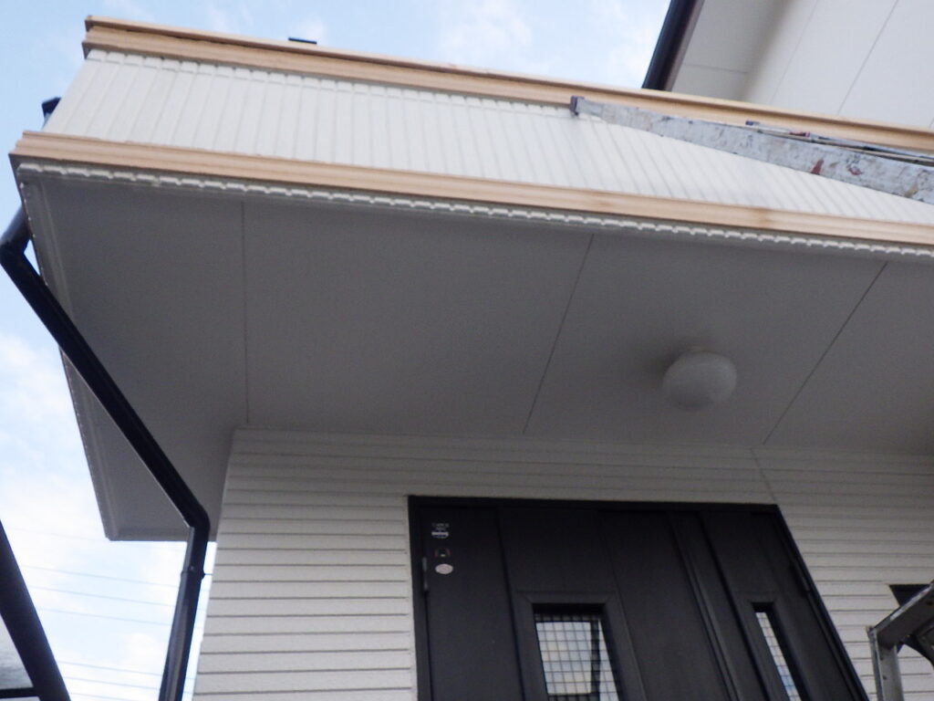 軒天の２回目塗装終了です