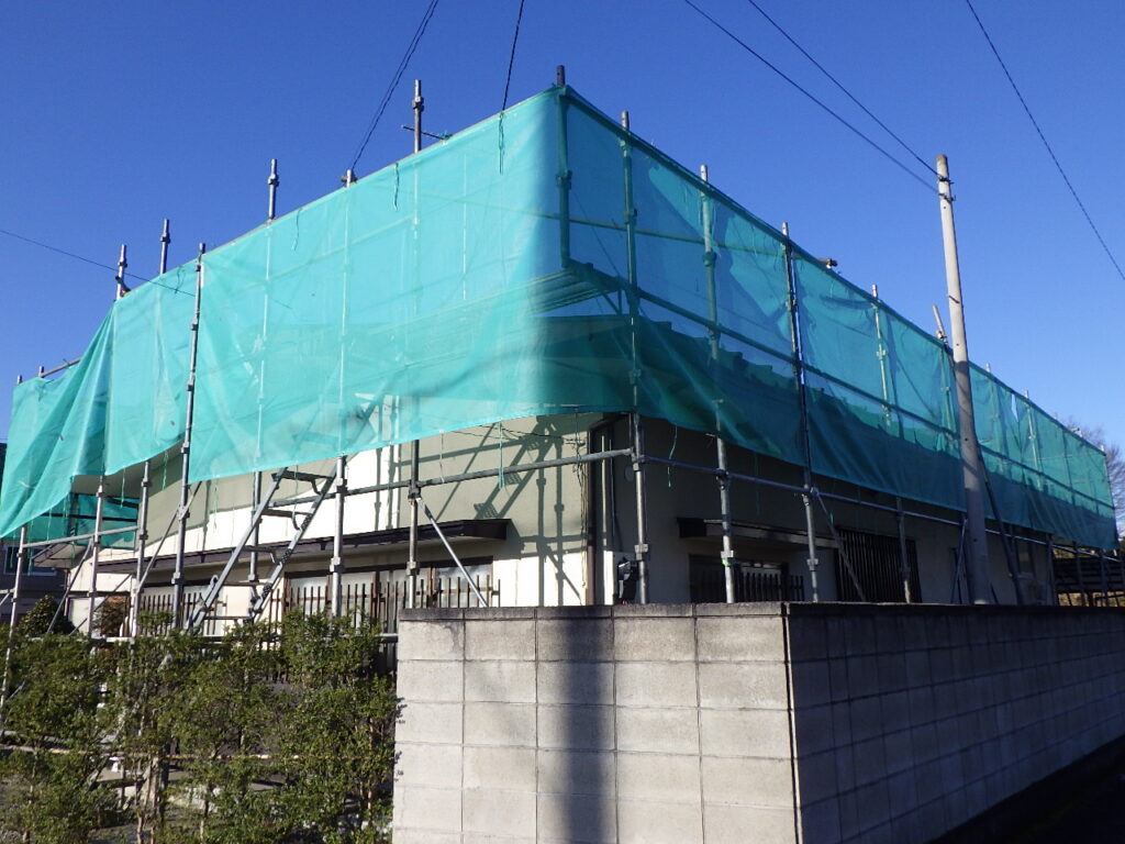 宇都宮市で板金屋根塗装工事が着工となりました。