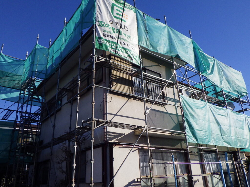 壬生町で大屋根カバー工事と下屋根塗装工事が着工しました。
