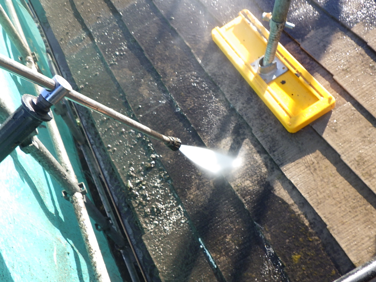 壬生町で下屋根洗浄と大屋根ルーフ貼り付けをしました。
