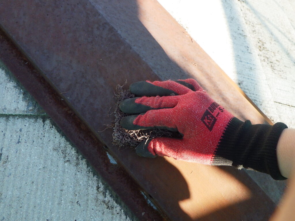 壬生町でベスコロフィラーで屋根下塗りをしました。