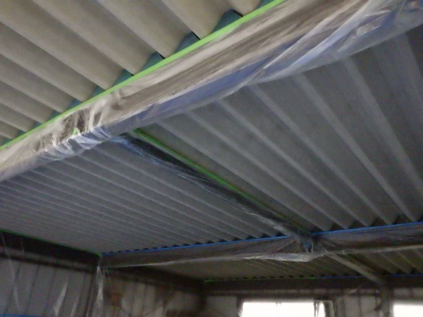 益子町で折半屋根車庫の結露防止塗装で錆止めを塗装しました。