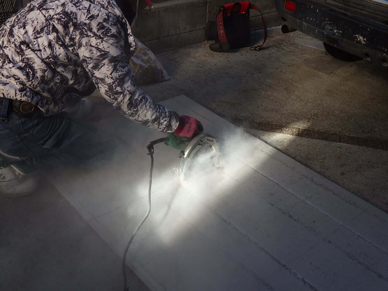 新しい軒天ボードの加工