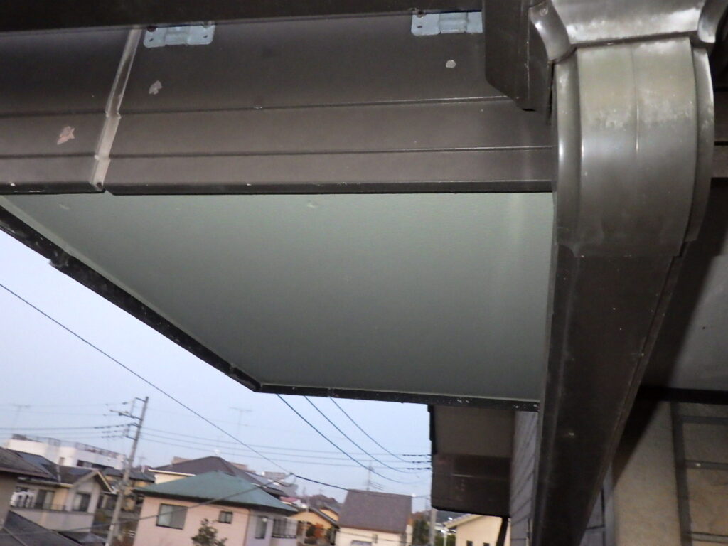 矢板市で窯業系軒天材の交換と塗装工事をしました