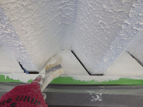 益子町で結露防止塗装のケツロナインを使い車庫折半屋根塗装の完工です