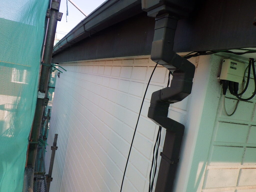 高圧洗浄前の破風雨樋の状態です