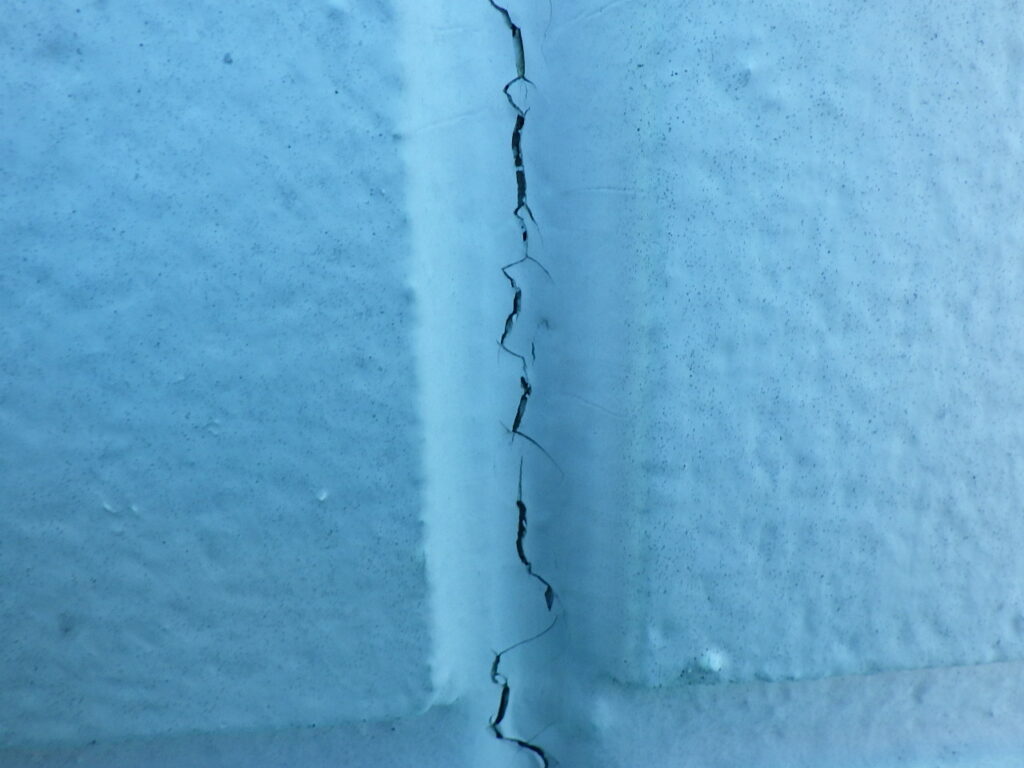 高圧洗浄前の外壁目地の状態です