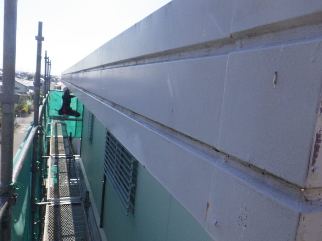 撤去前の軒樋隠し板金の状態です