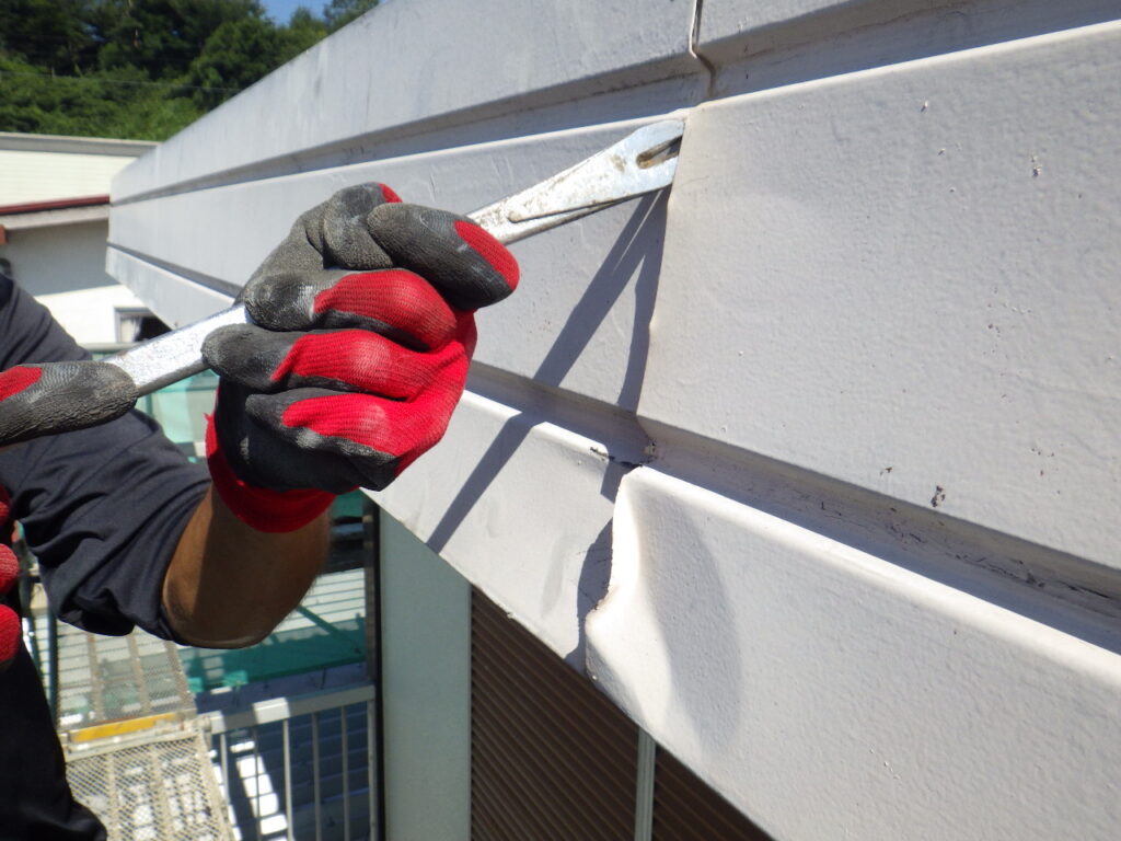 軒樋隠し板金の撤去中です