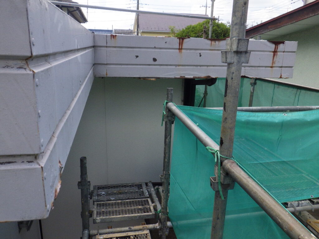 撤去前の軒樋隠し板金の状態です