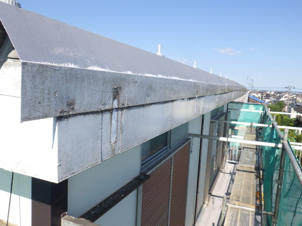 大屋根のシーリング終了です