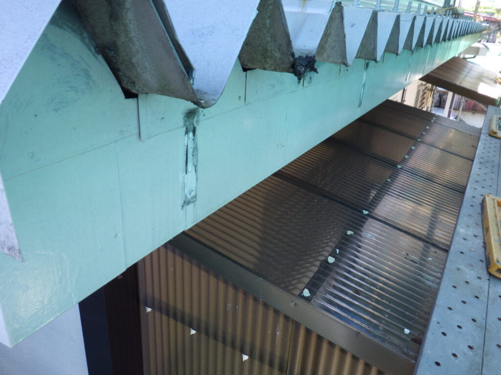 下屋根のシーリング終了です