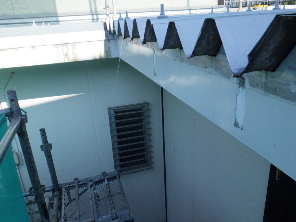 宇都宮市で折半屋根の雨樋交換工事をしました