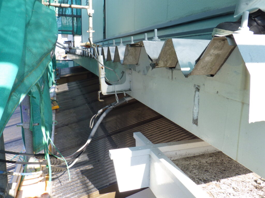 下屋根のシーリング終了です