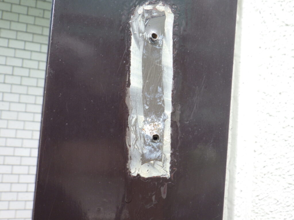 竪樋金具撤去跡です